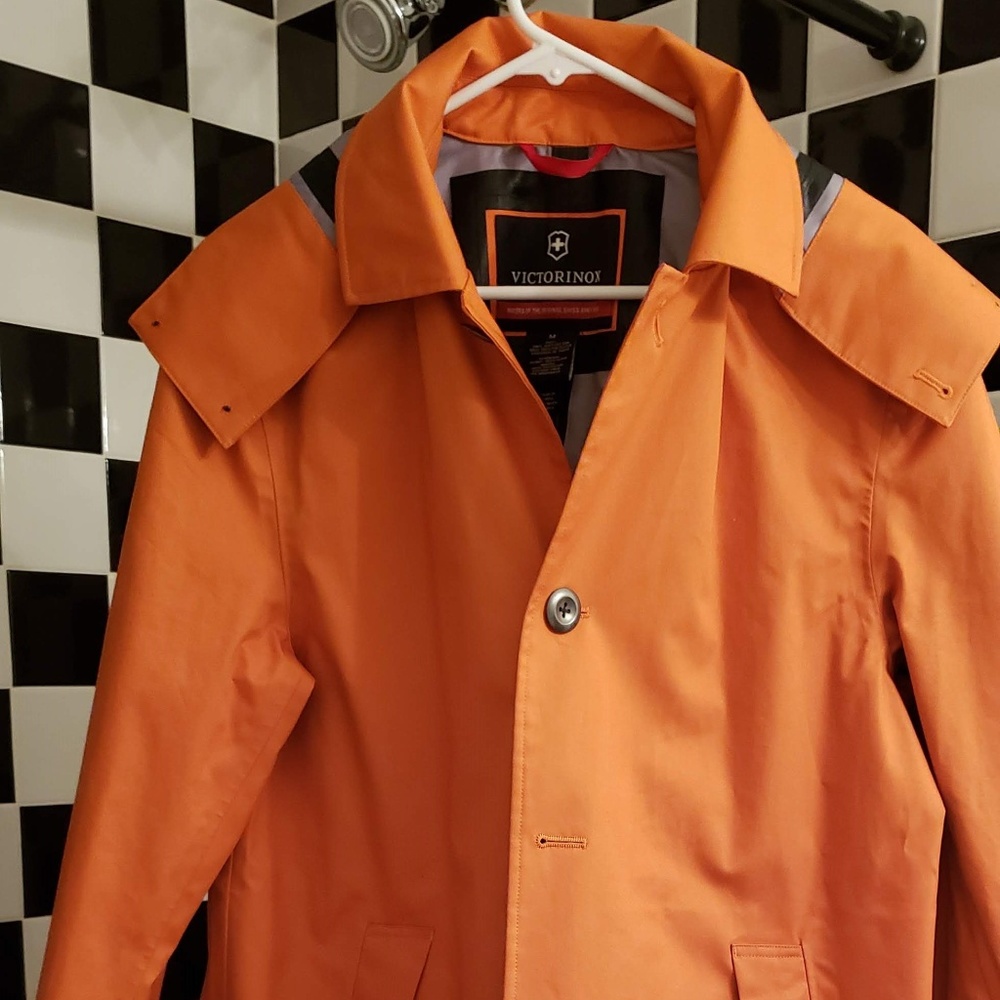 VICTORINOX WOMEN'S RAIN COAT SIZE MEDIUM